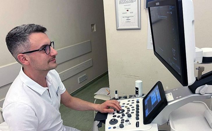 Bővülő szakértelem a Kecskeméti kórház sebészetén – Mammoszonográfiai képzést végzett Dr. Molnár Péter