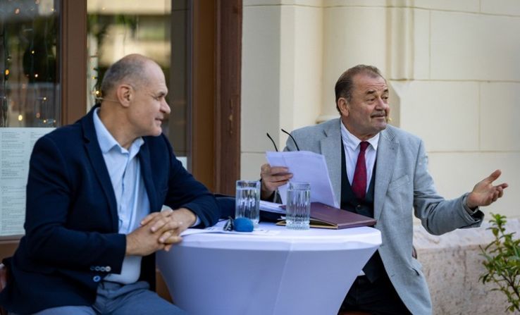 Irodalom, bor és személyes emlékek a Lechner Kávéház teraszán