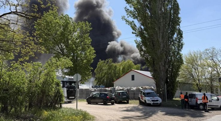 Lángol egy hulladékfeldolgozó telep a Helvéciai út mellett