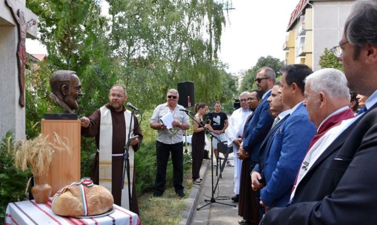 Pietrelcinai Szent Pio bronz fejszobrát avatták fel Kecskeméten
