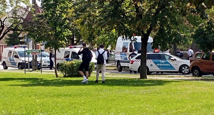 Autósüldözés a Hunyadivárosban – Rendőrautónak is nekiütközött a menekülő
