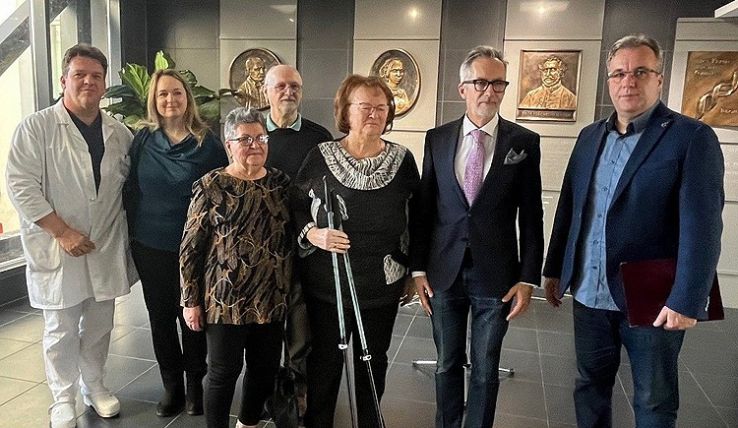 „A művészet lemossa a lélekről a mindennapok porát” – Új kiállítás nyílt a kecskeméti kórház Lift Galériájában