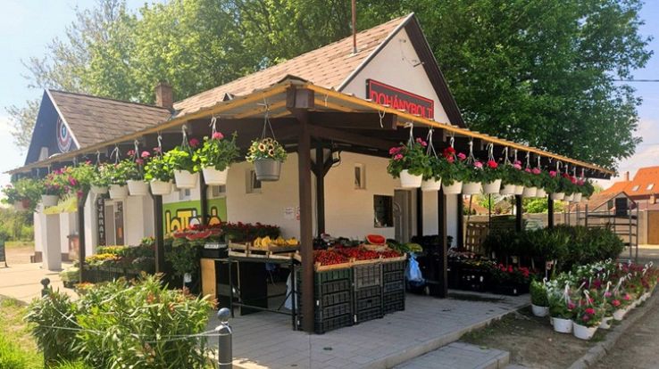 Anyák napjára készülve, virágvásárral nyitottak a Ceglédi úti Szezonális Zöldség Gyümölcs tulajdonosai!