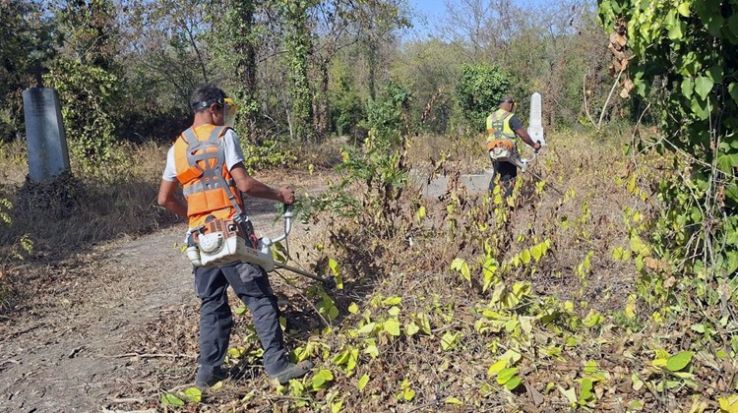 Őszi nagytakarítás és területrendezés a Szentháromság temetőben