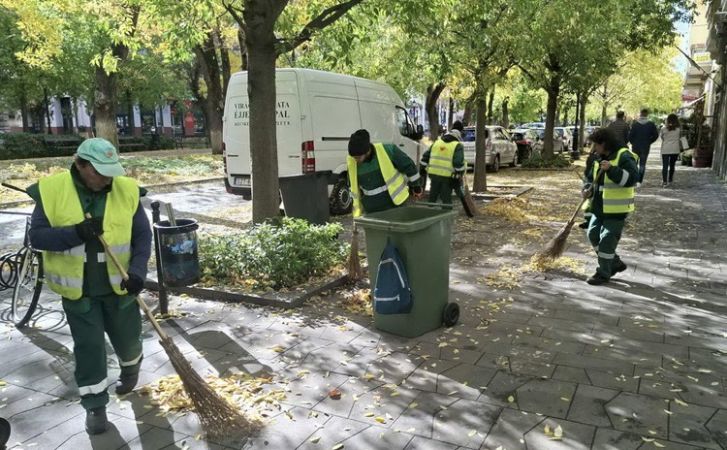 Kecskeméten is beszökött az ősz! Hullanak a közterületeken a levelek