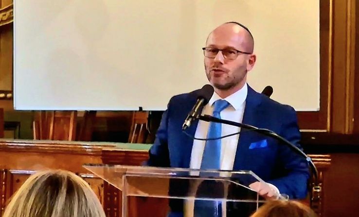 Prof. dr. Róna Tamás 5,5 millió forint értékű új zsidó hittankönyv-sorozatot adott át Soltész Miklós államtitkár jelenlétében