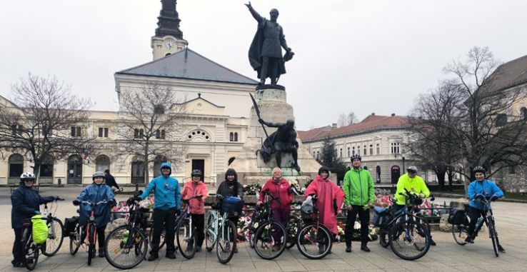 Talpra, azaz nyeregbe magyar! – Kerékpárosoknak szervezett túrát a IUSTITIA Egyesület