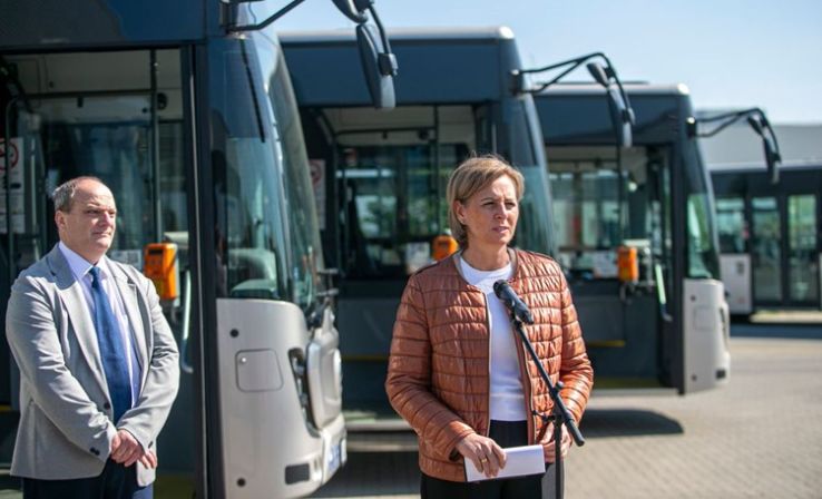 Újabb lépés a megújulás útján: hat modern csuklósbusz állt forgalomba Kecskeméten