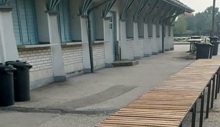 Megújulnak az elárusító asztalok a Szent László körúti vásártéren