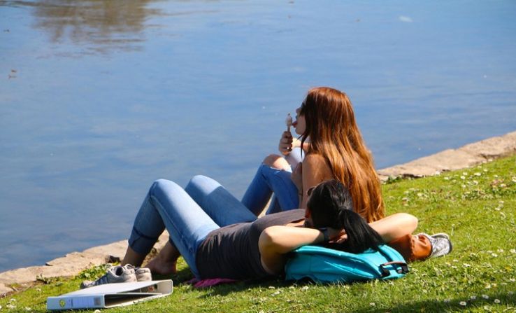 Napos, meleg, kora nyárias idő várható a hétvégén
