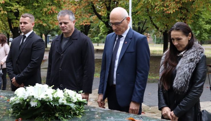 Koszorúzás a Széchenyi szobornál
