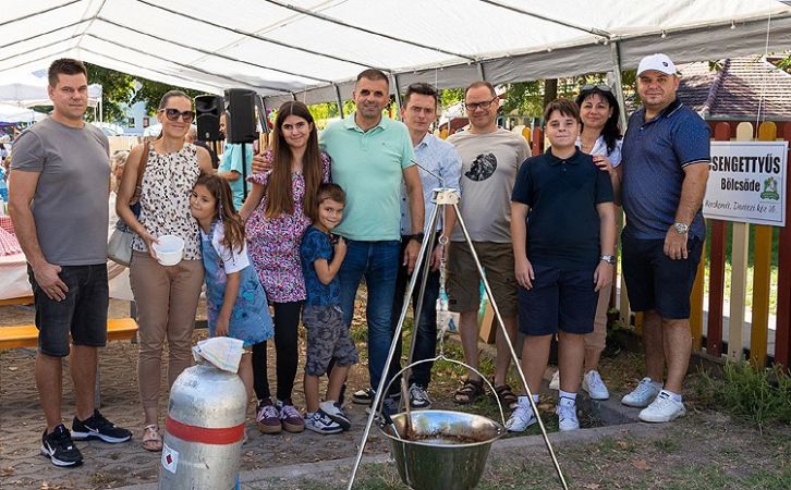 Bivalyhúst főzött Cseh Tamás a barátaival a Hunyadivárosban