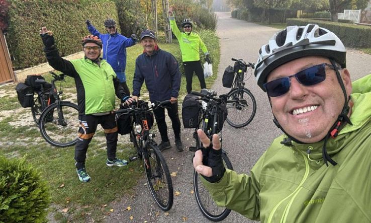 Barátaival tekerte körbe a Balatont Sipos László