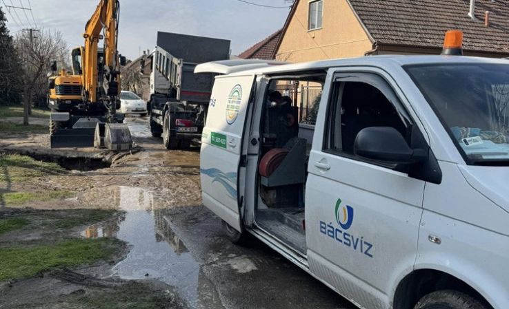 Csőtörés a Gyulai Pál utcában – Több ingatlant érint a meghibásodás