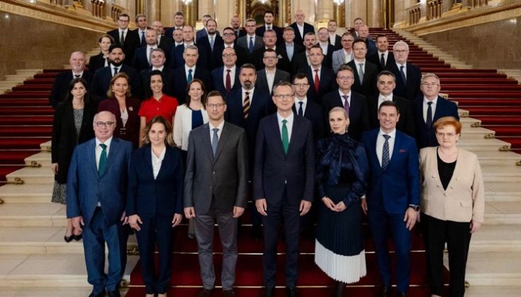 Magyar Péter: az NKA-ügy kérdésessé teszi, hogy a fideszes képviselők jogszerűen ülhetnek-e a parlamentben