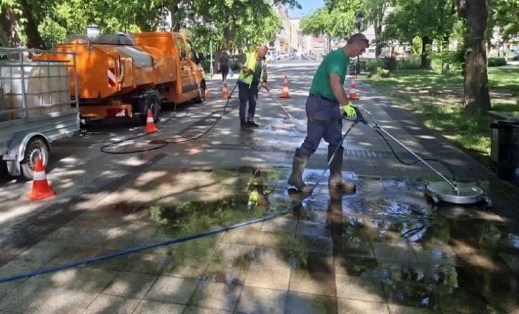 Új, nagy teljesítményű takarítóeszközökkel veszi fel a harcot a galambürülék ellen Kecskemét