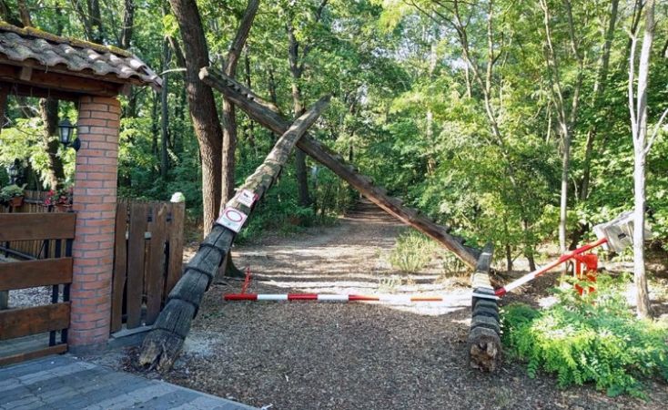 Kidőlt a kapu a Csalánosi Parkerdő egyik bejáratánál