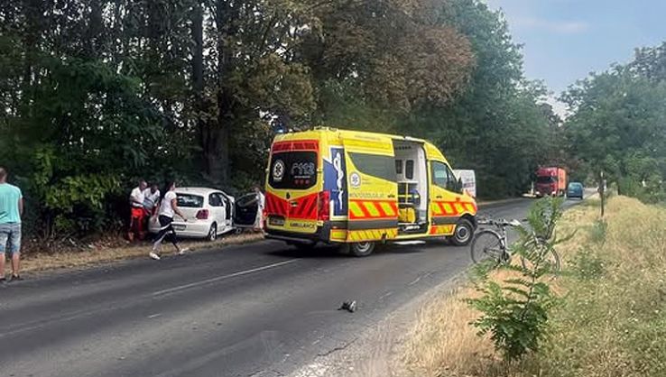 Kerékpárost gázolt egy autó az 5202-es úton, mentőhelikopter is érkezett
