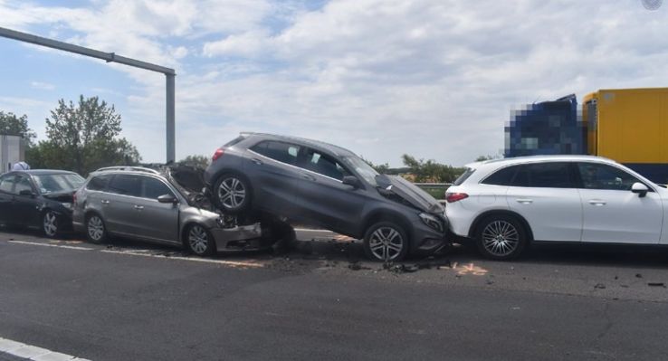 Egy pillanat, és máris dominó lett az autópályán – Durva baleset az M5-ösön