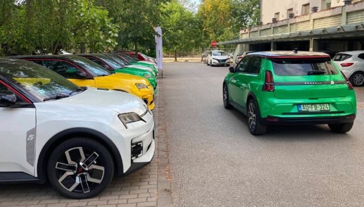 Hét új elektromos autó állt szolgálatba a kecskeméti tankerületnél