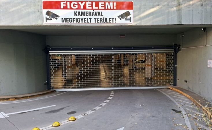 Új rácsos kapu a Budai utcai mélygarázsban