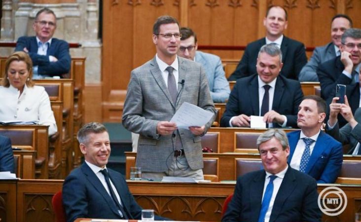 Folytatódott a parlamenti bohózat: Magyar Péter Gulyás Gergely elé ült le szerdán (VIDEÓ)