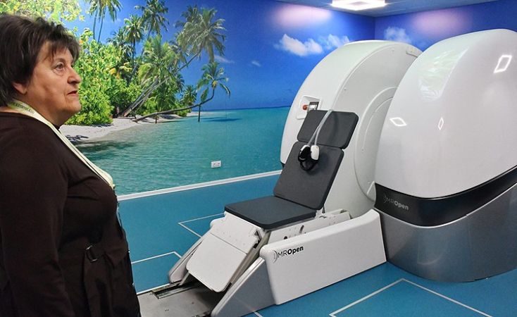 Egyedülálló egészségügyi fejlesztés Kecskeméten: Bemutatták az első felülről nyitott MROpen MRI készüléket