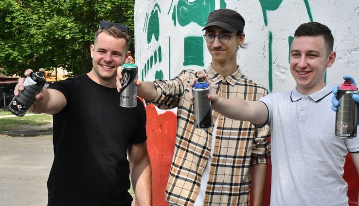 A graffiti verseny nyertes pályaművei kerültek a Széchenyivárosi graffiti falra