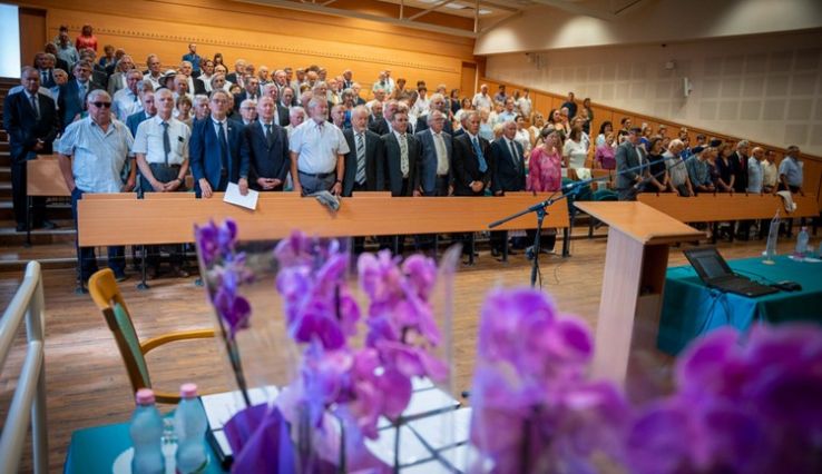 Aranydiplomákat adtak át a Neumann János Egyetemen – Fél évszázada végeztek a GAMF mérnökei