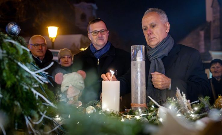 Fellobbant a harmadik láng Kecskemét adventi koszorúján