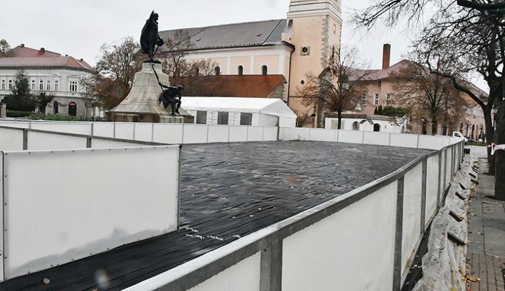 Már épül a főtéri jégpálya