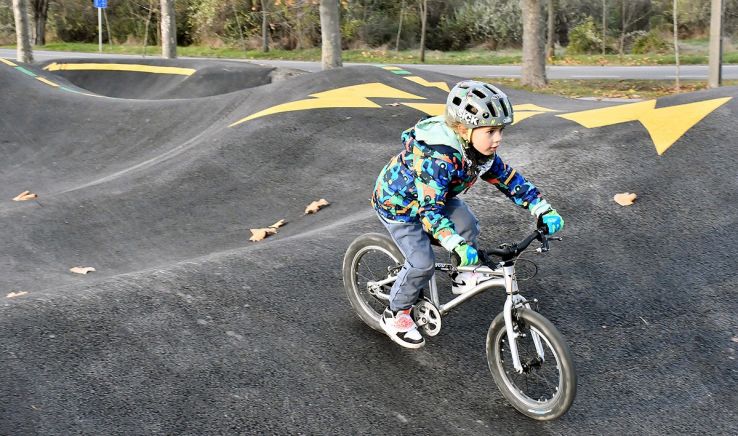 Bemutatták Kecskemét új pumptrack bringapályáját a médiának