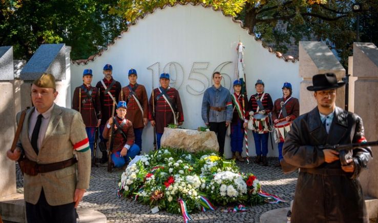 Ünnepi műsorral és koszorúzással emlékeztek meg az 1956-os forradalom hőseiről Kecskeméten