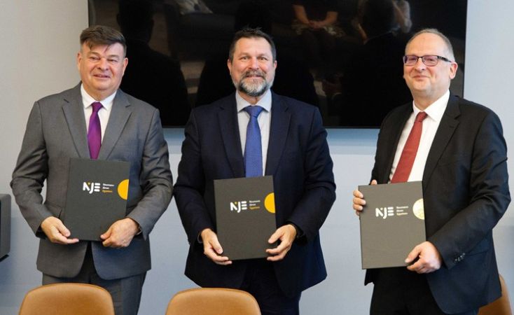 Közös pályát nyitna a diákok előtt a Neumann János  Egyetem és a Mercedes-Benz Schule