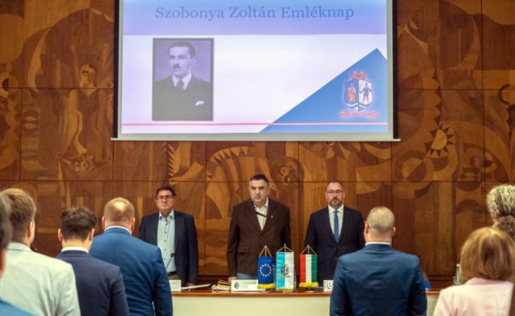 Dr. Szobonya Zoltánra emlékeztek a kecskeméti Megyeházán
