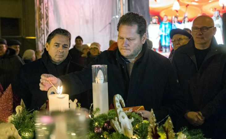 Adventi szombat esték 2025 – Fellobbant a harmadik láng Kecskemét adventi koszorúján