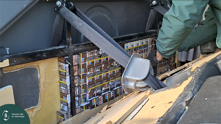 Az oldalsó rekeszek és az ülések háttámlája is dohánytermékkel volt megtömve a bolgár szerelvényen