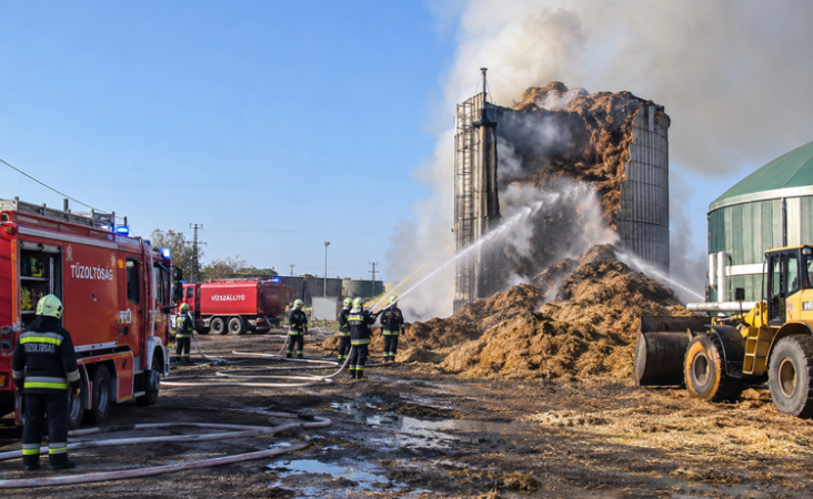 Szalmadarálék ég Kecskemét külterületén, elhúzódó oltásra készülnek a tűzoltók