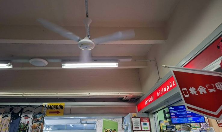 Ventilátorok enyhítik a hőséget a Budai utcai piaccsarnokban