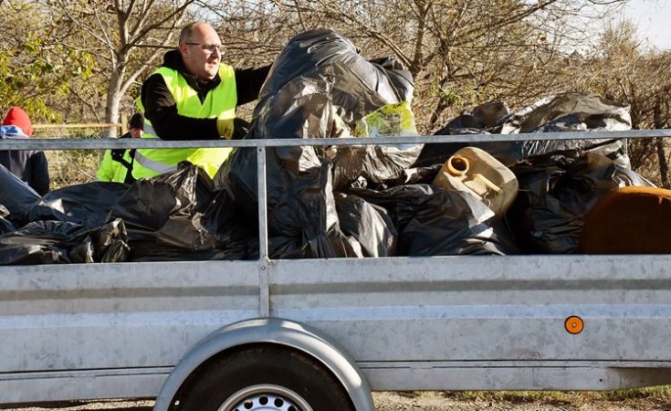 Kiskertváros ismét összefog és begyűjtik az illegális szeméthegyeket az út mellől