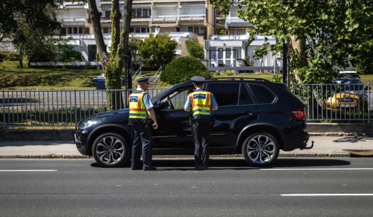 Mobil-razzia: Jövő héten ellenőrzi a rendőrség a vezetés közbeni mobilozást