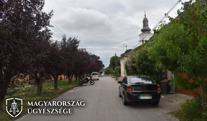 Az előzést megkezdő motoros elé kormányozta autóját