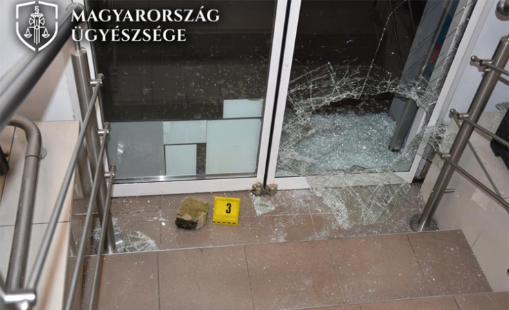 Háromszor is betört a piaci büfébe