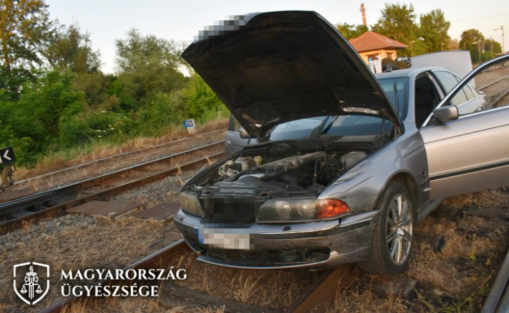 A vasúti síneken ért véget a rendőrök előli menekülés