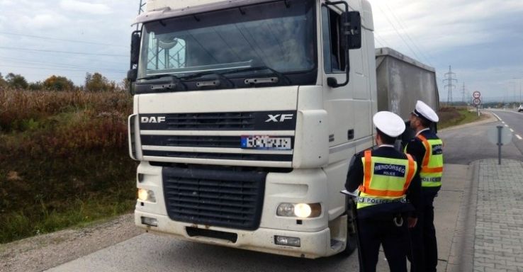 Nehéz tehergépkocsikat és autóbuszokat ellenőriznek ezen a héten a rendőrök