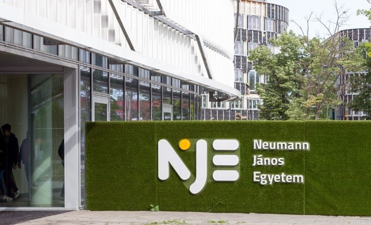 Egységes ösztöndíjrendszerrel és új támogatással erősíti hallgatóit a Neumann János Egyetem