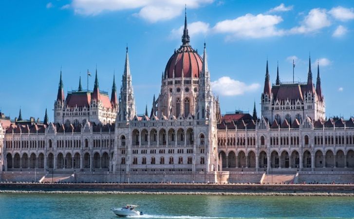 Megalakul az új kormány, ülést tart a parlament, esküt tesznek a miniszterek