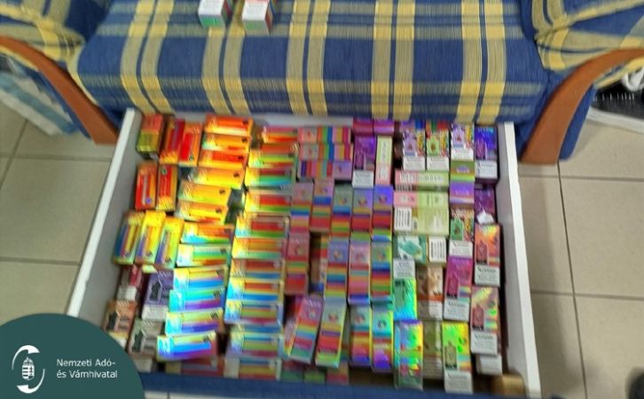 Két Vapsolo átadásával bukott le, majd 185 illegális e-cigarettát foglalt le nála a NAV