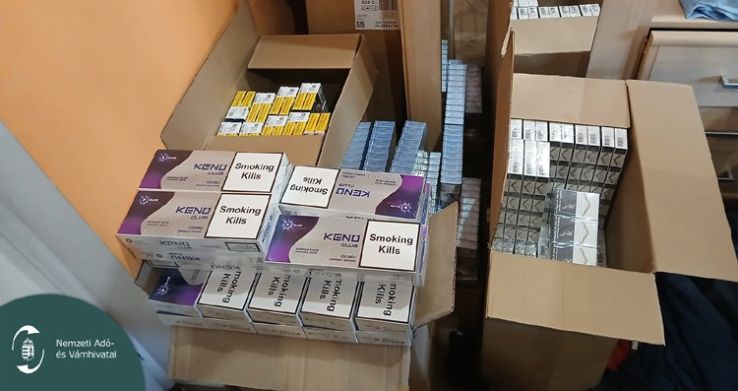 Hangoskodás miatt érkeztek a rendőrök a házhoz, ahol azután 2564 doboz cigire bukkantak