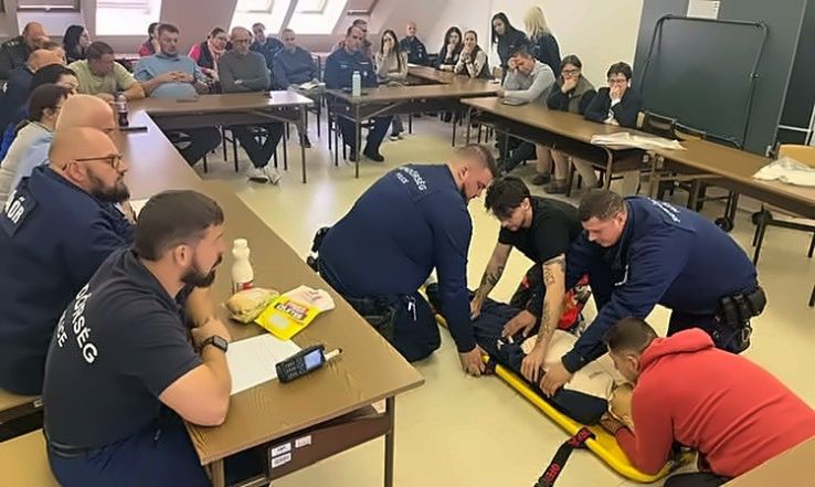 Elsősegélynyújtó képzést tartottak a kiskunfélegyházi rendőrkapitányságon
